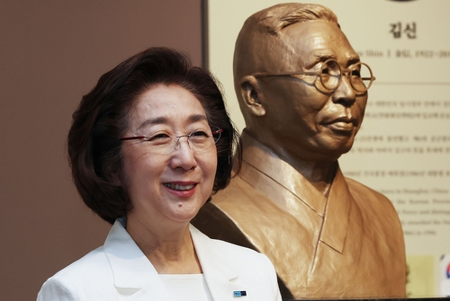 인터뷰하는 김미 백범김구기념관장
    (서울=연합뉴스) 김성민 기자 = 김구 선생의 손녀인 김미 백범김구기념관장이 26일 서울 용산구 백범김구기념관에서 연합뉴스와 인터뷰하고 있다. 2026.8.27
    ksm7