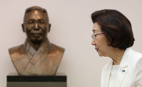 인터뷰하는 김미 백범김구기념관장
    (서울=연합뉴스) 김성민 기자 = 김구 선생의 손녀인 김미 백범김구기념관장이 26일 서울 용산구 백범김구기념관에서 연합뉴스와 인터뷰하고 있다. 2026.8.27
    ksm7