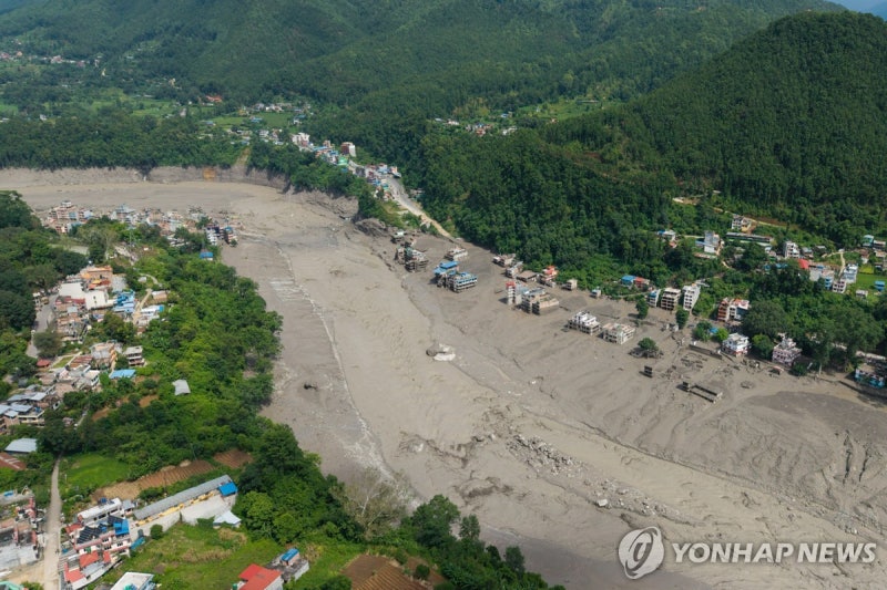 <b>네팔 대홍수</b> 사망자 160명으로 늘어…"지진 아닌 빙하붕괴 재앙"