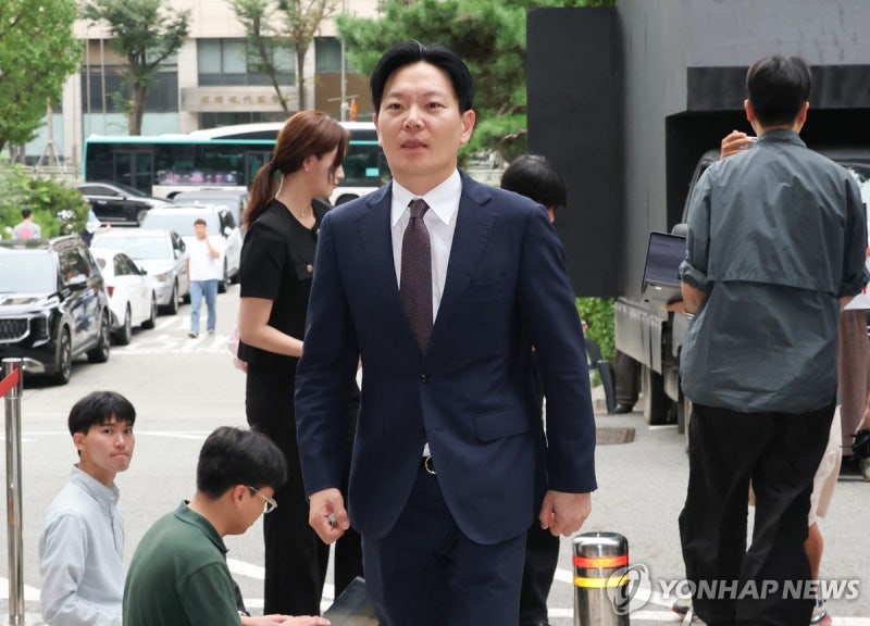 경찰 <b>출석</b>하는 <b>박상용 검사</b>