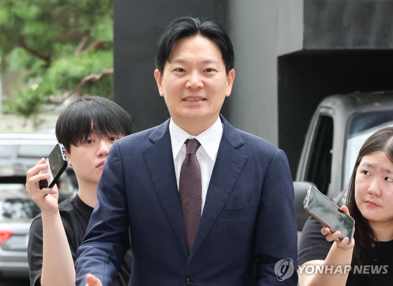 경찰 <b>출석</b>하는 <b>박상용 검사</b>