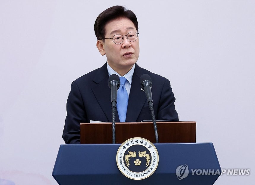 이재명 대통령, 기초단체장 초청 오찬간담회 인사말 (서울=연합뉴스) 김도훈 기자 = 이재명 대통령이 27일 청와대에서 열린 민선 9기 시장·군수·구청장 초청 오찬간담회에서 인사말을 하고 있다. 2026.8.27 [청