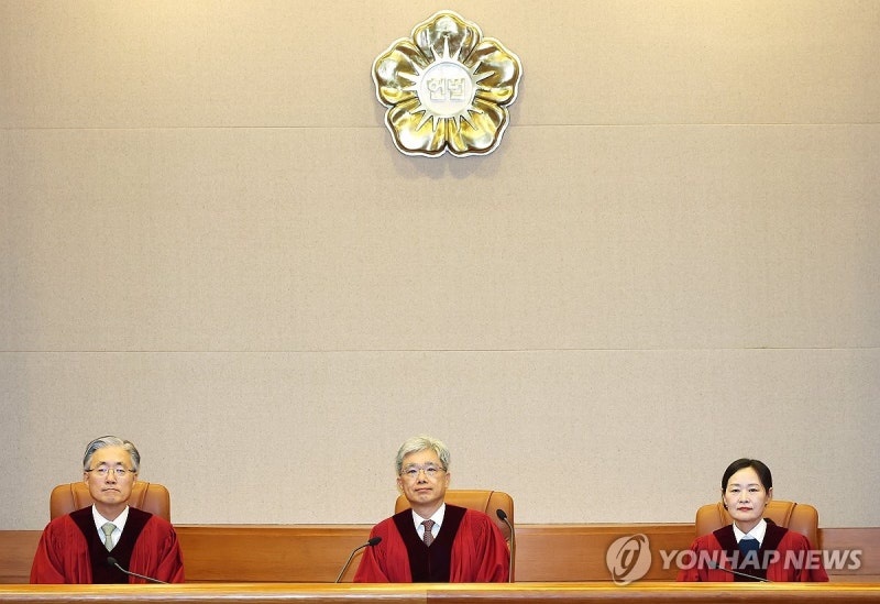 [속보] <b>헌재</b> "'국내 출생 외국인' 출생등록 규정 안둔 <b>입법부작위 위헌</b>...