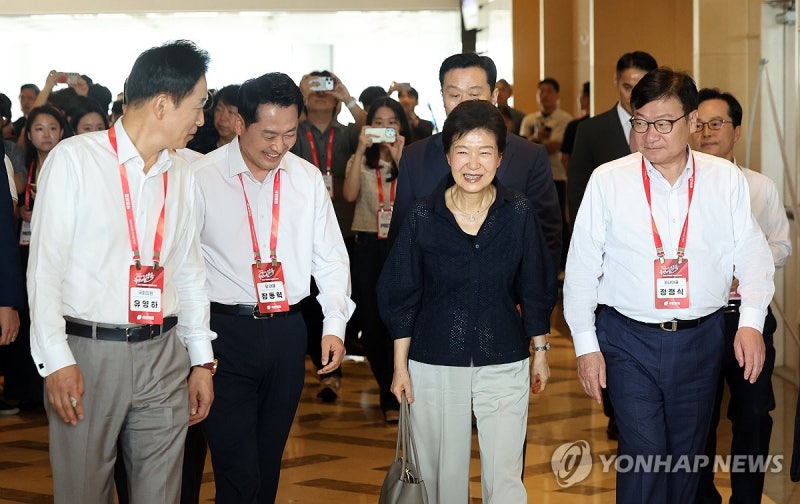 국민의힘 <b>연찬회 참석</b>하는 <b>박근혜</b> 전 대통령