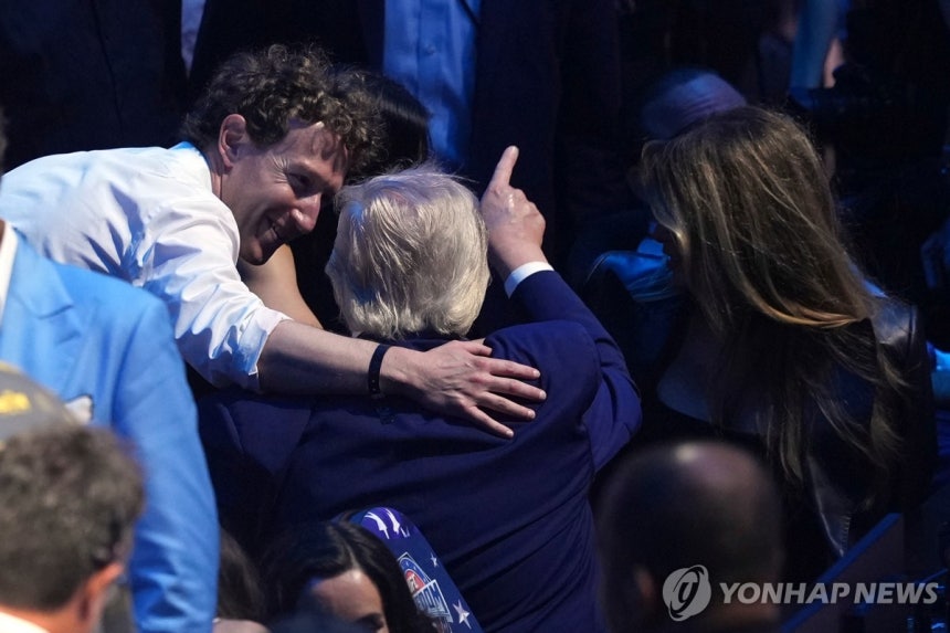 백악관 사우스론에서 열린 UFC 경기 중 트럼프 대통령과 담소하는 마크 저커버그 메타 CEO [AP=연합뉴스. 재판매 및 DB 금지]