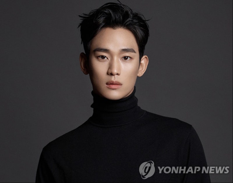 <b>김수현</b>, 국내 활동 재개…'더팩트 뮤직어워즈' 시상자 참석