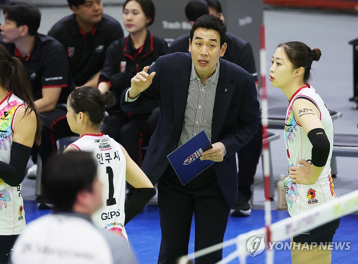 여자배구 정관장 <b>고희진</b> 감독 <b>자진 사퇴</b>…"후임자 신속히 선임"