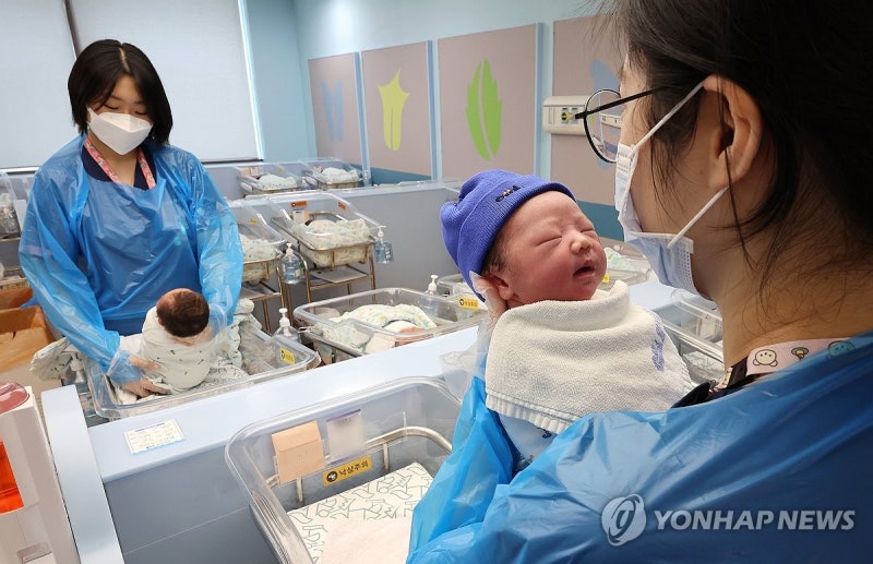 내년 7월 출생아부터 첫째 1천만원·셋째 1천500만원 현금 지원