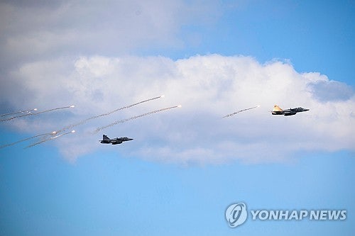 스웨덴 그리펜 전투기, 핀란드 하늘 날아오른 긴박한 사연