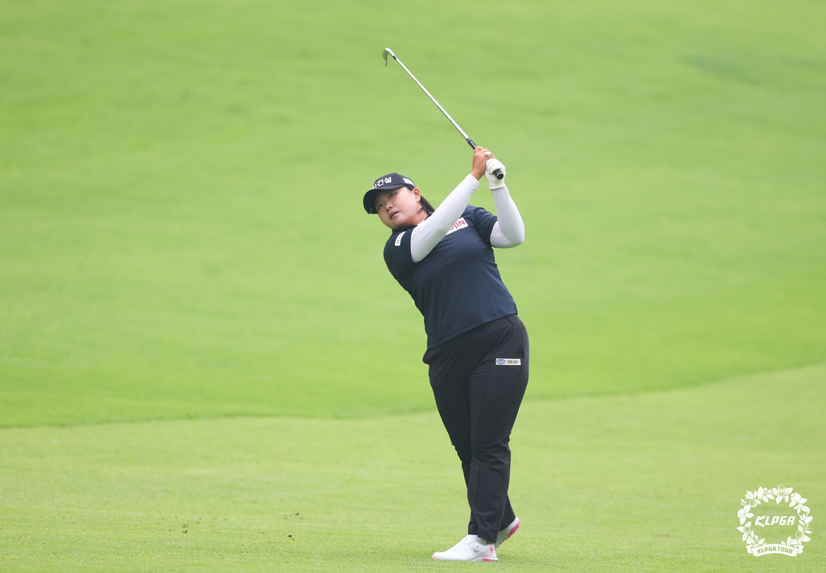 디펜딩 챔피언 <b>신다인</b>, KLPGA KG 레이디스 오픈 3R <b>공동 선두</b>