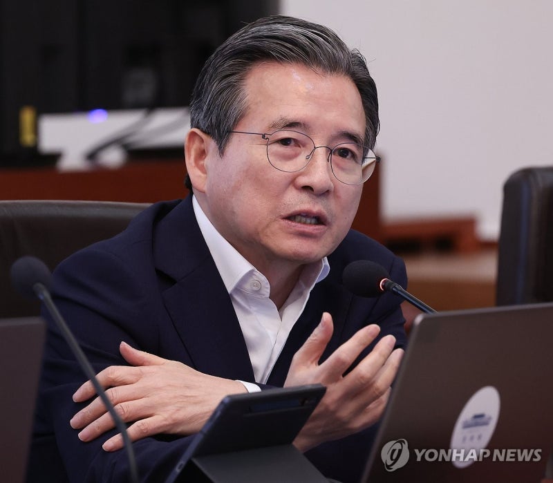 <b>김용범</b> "국민 재도약 위한 투자 시작…국정 <b>무게중심</b> 옮겨야"