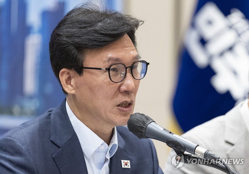 <b>김민석</b>, 부산서 국힘에 "이진숙 내쫓든지 아니면 <b>YS사진 내려라</b>"