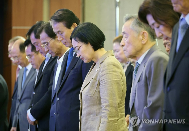 <b>백범 김구</b> 선생 <b>탄생 150주년</b>, 묵념하는 한성숙 총리