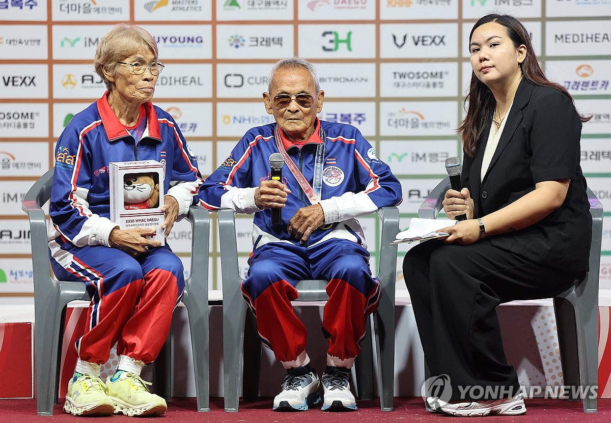 인터뷰하는 106세 <b>사왕 잔프람</b>