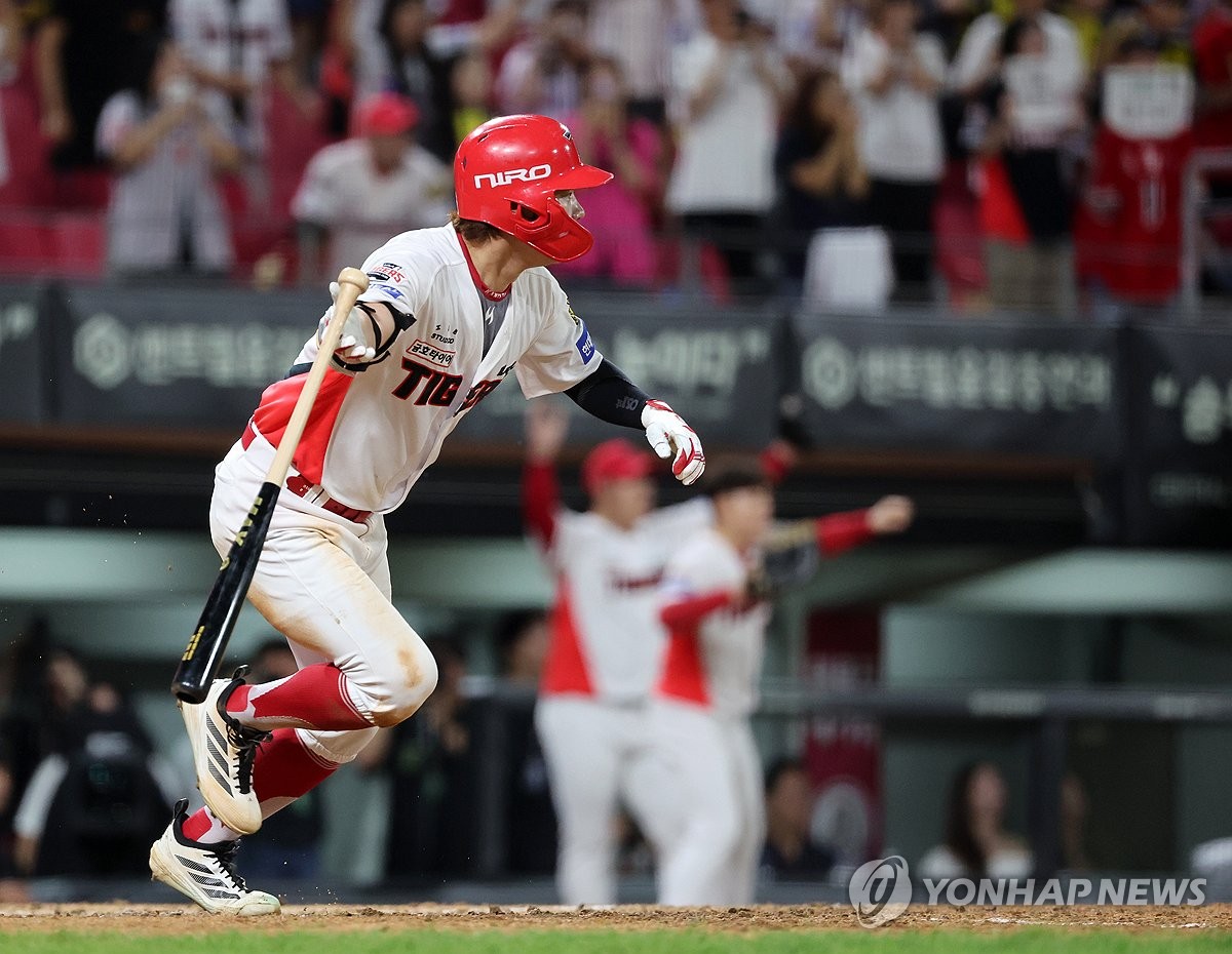 <b>끝내기 안타</b> 치는 <b>박정우</b>
