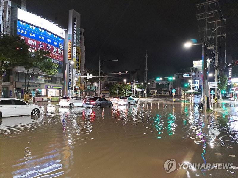 월요일 전국에 돌풍·천둥 동반 강한 비…충남서해안 250㎜ 이상
