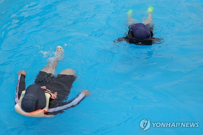 물 위에 둥둥