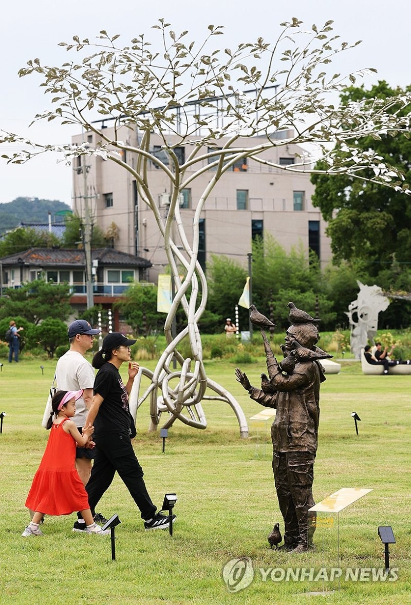 '<b>서울조각페스티벌</b>' 찾은 시민들
