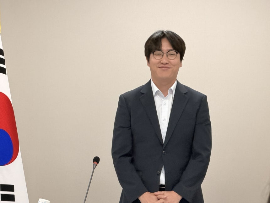 하정우 국가인공지능전략위원회 상근 부위원장
하정우 국가인공지능전략위원회 상근 부위원장이 취임 첫날인 31일 서울 서울스퀘어에서 기자간담회를 열고 인사하고 있다. [촬영 권하영]