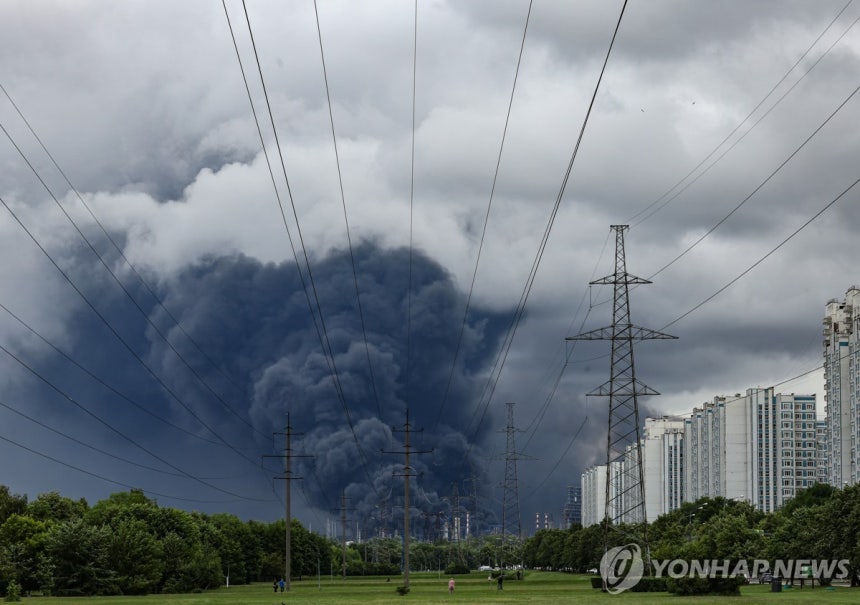 우크라이나 드론의 공격을 받은 러시아 모스크바의 한 연료시설 [EPA=연합뉴스 자료사진.재판매 및 DB 금지]