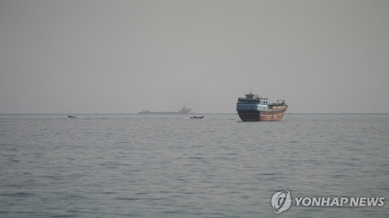 미 <b>공격</b>에 <b>이란</b>도 반격…"호르무즈 미 함정에 미사일 발사"