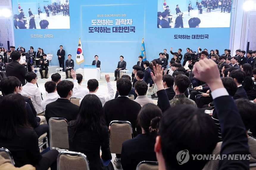 발언권 요청하는 미래 과학자들 (서울=연합뉴스) 김도훈 기자 = 5일 청와대에서 열린 미래 과학자와의 대화 '도전하는 과학자,도약하는 대한민국'에서 참석자들이 이재명 대통령을 향해 발언권을 요청하며 손을 들고 있다