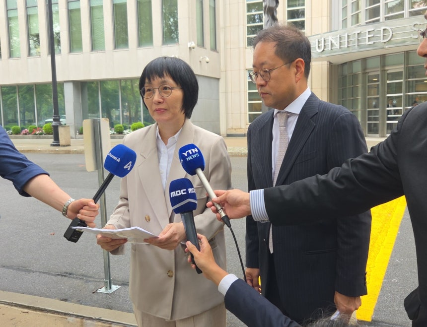 쿠팡 미국 집단소송 첫 심리 앞두고 기자회견 (뉴욕=연합뉴스) 임수정 특파원 = 쿠팡 개인정보 유출 관련 미국 집단소송의 원고 측 대리인인 한국 법무법인 대륜 변호사들이 1일(현지시간) 미국 뉴욕 동부연방법원 앞에서