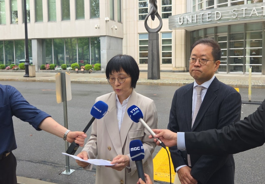 쿠팡 미국 집단소송 첫 심리 앞두고 기자회견 (뉴욕=연합뉴스) 임수정 특파원 = 쿠팡 개인정보 유출 관련 미국 집단소송의 원고 측 대리인인 한국 법무법인 대륜 변호사들이 1일(현지시간) 미국 뉴욕 동부연방법원 앞에서