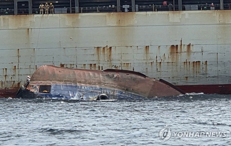 <b>부산 앞바다</b>서 8명 탄 <b>예인선 전복</b>…1명 구조(종합)
