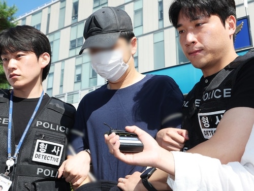 피신한 <b>아내</b> 찾아가 아이 앞 <b>살해</b>한 <b>공무원</b> 구속…"도망 우려"(종합)