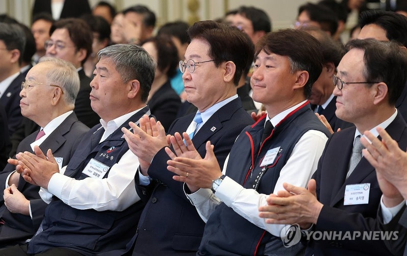 <b>양대노총</b> 위원장 만난 李<b>대통령</b>…'정년연장 연내 결과 도출' 공감대