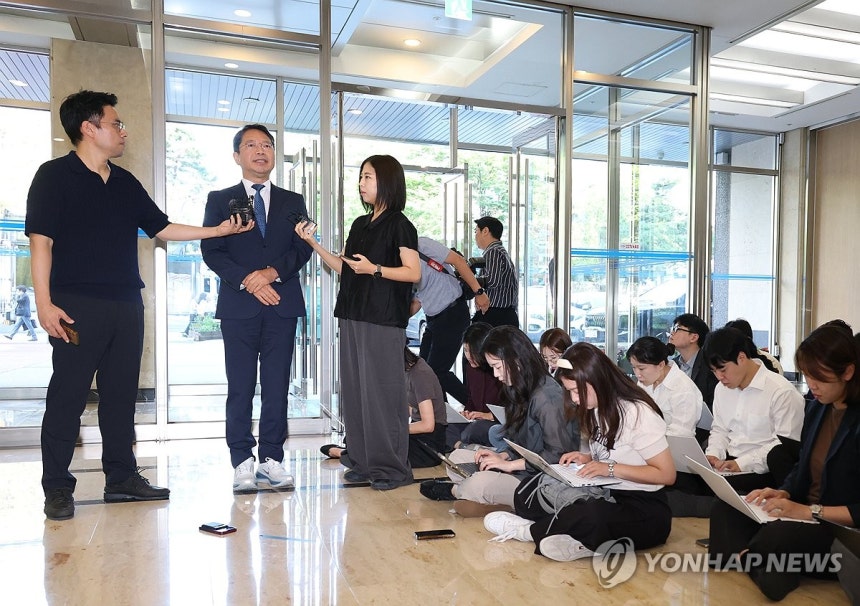 김승원 법무장관 후보자, 인사청문회 준비사무실 첫 출근 (서울=연합뉴스) 신준희 기자 = 김승원 법무부장관 후보자가 3일 서울 종로구 적선현대빌딩에 마련된 인사청문회 준비 사무실로 출근하며 발언하고 있다. 2026.