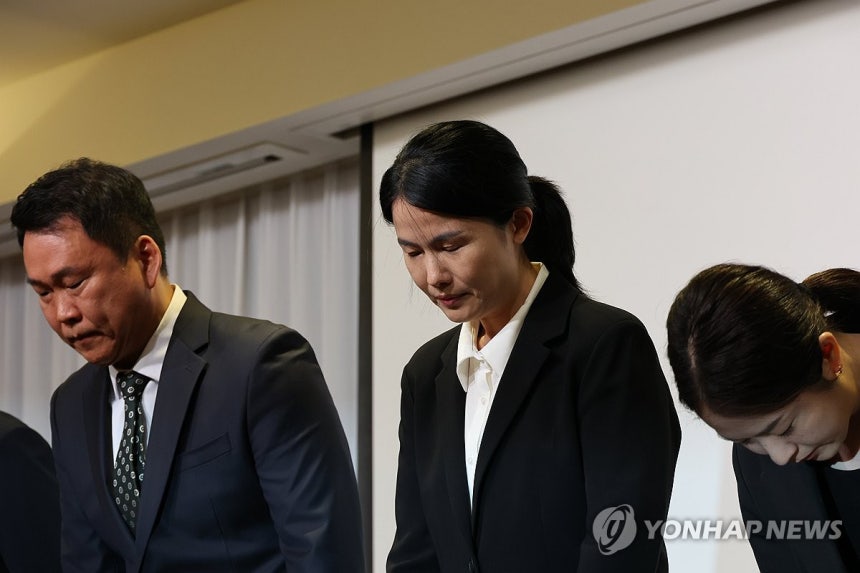 티빙, 개인정보 유출 사고 공식 사과
(서울=연합뉴스) 임화영 기자 = 티빙 최주희 대표이사(가운데) 및 임원들이 3일 서울 중구의 한 호텔에서 개인정보 유출 사고에 대해 사과하고 있다. 2026.9.3 hwayou