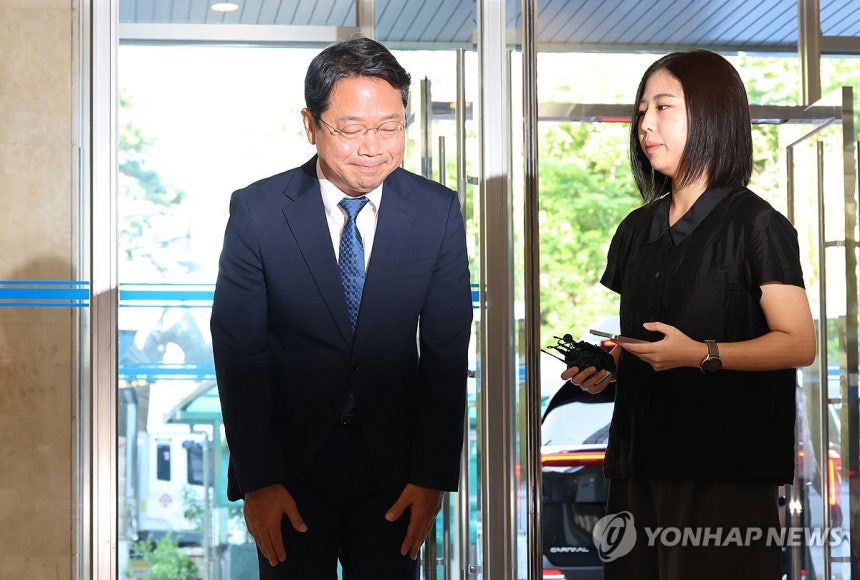 인사하는 김승원 법무장관 후보자 (서울=연합뉴스) 신준희 기자 = 김승원 법무부장관 후보자가 3일 종로구 적선현대빌딩에 마련된 인사청문회 준비 사무실로 출근하며 인사하고 있다.2026.9.3.