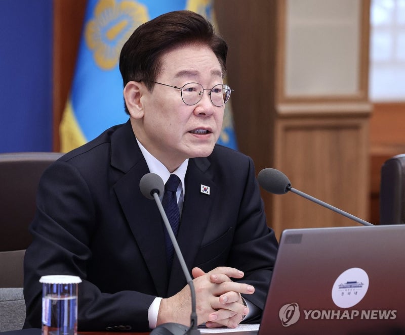 李<b>대통령 지지율</b> 전주보다 2%p 하락해 40%…취임후 <b>최저치</b> 경신[한국갤...
