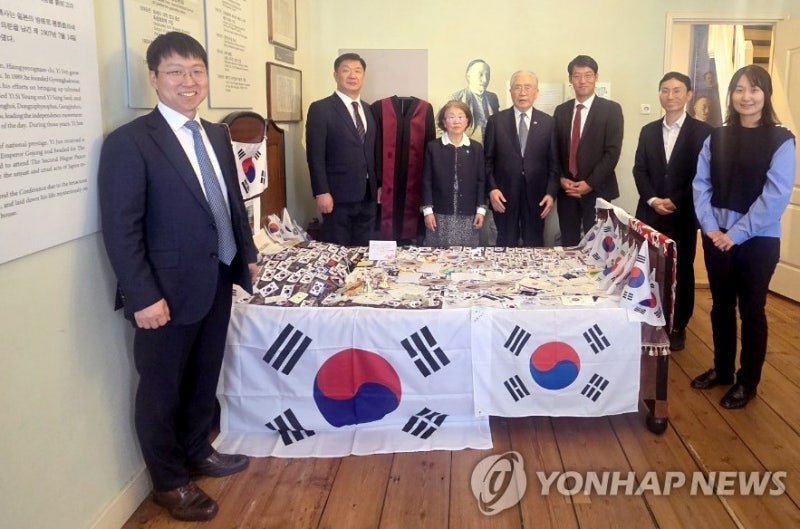 <b>이준 열사</b> 기념관에 <b>법복</b>을 <b>전달</b>한 검사들