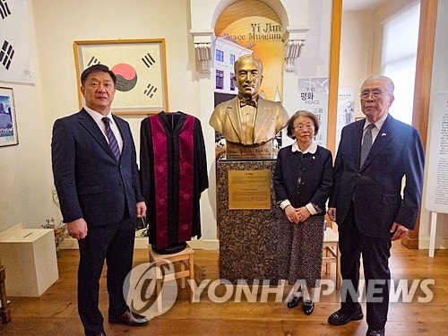 <b>이준 열사</b> 기념관에 기증된 <b>법복</b>