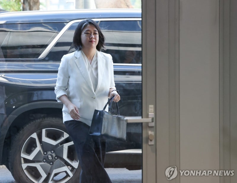 <b>용혜인</b>, 비례의원 겸직·장관 후보 사퇴여부 질의에 '<b>묵묵부답</b>'