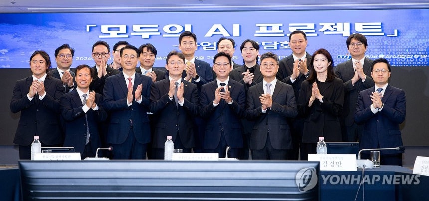 모두의 AI 프로젝트 사업자 간담회
(서울=연합뉴스) 배경훈 부총리 겸 과학기술정보통신부 장관이 4일 서울 중구 한국프레스센터에서 열린 '모두의 AI 프로젝트 사업자 간담회'에 참석, 관계자들과 기념 촬영하고 있다.