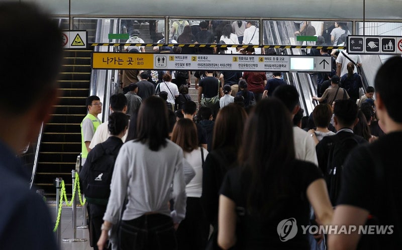 서울불꽃축제 인파 몰려 지하철 <b>여의나루역 무정차</b> 통과