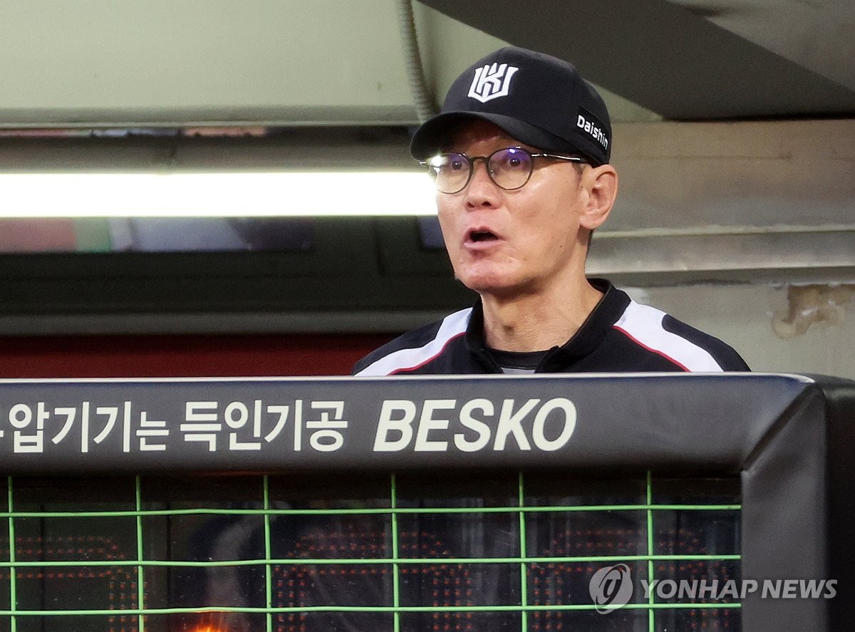 광주에서 경기 지켜보는 이강철 감독의 씁쓸한 목소리