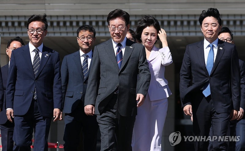 李<b>대통령</b>, <b>프랑스</b> 국빈방문 출발…첨단분야 협력 확대 논의