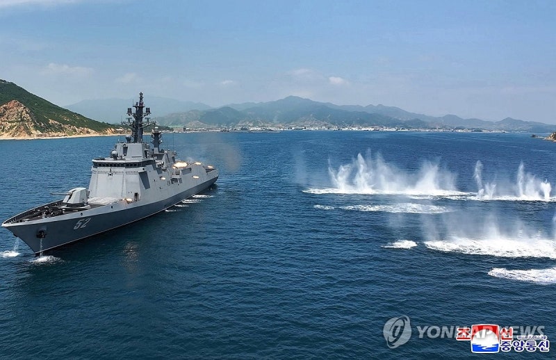北, 5천t급 구축함 <b>강건호</b> 취역… <b>김정은</b> "해군 핵무장화 실현"