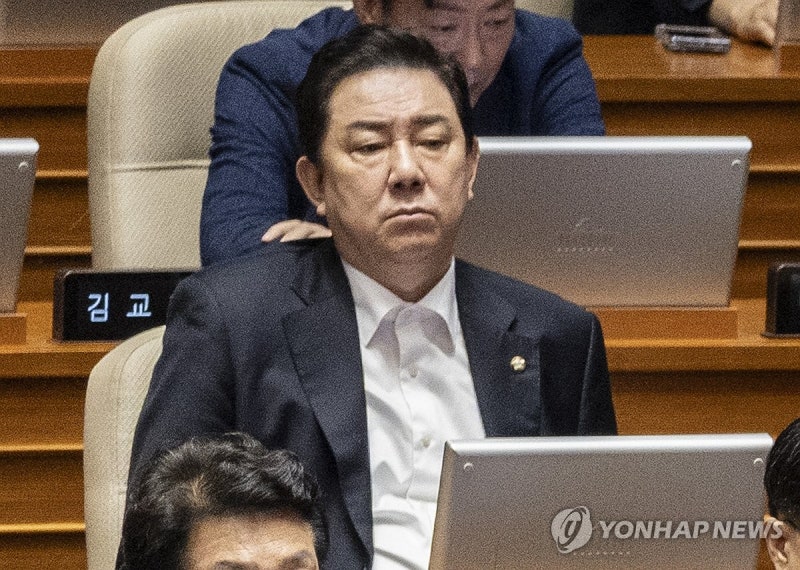 경찰, <b>김병기</b> 의원 뇌물수수 등 <b>구속영장 신청</b> 결정…수사 1년만