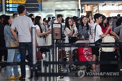 인니 <b>화산</b> 분화로 일시 폐쇄된 공항 5곳, 이틀만에 운영 재개