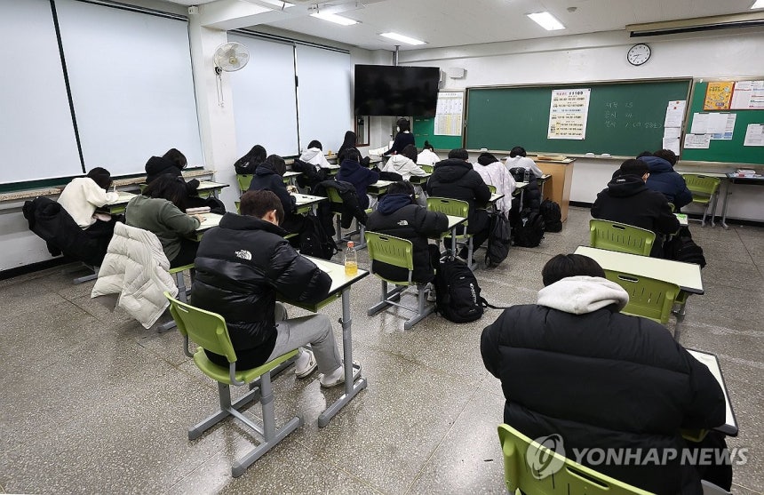 전국연합학력평가 시험을 치르는 고교 1학년생 [연합뉴스 자료사진]