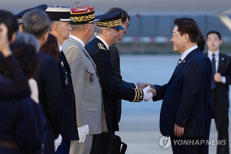 파리 도착한 이재명 대통령 부부