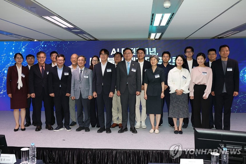 국가AI전략위 출범 1주년 성과보고회
(서울=연합뉴스) 임화영 기자 = 하정우 국가인공지능전략위원회 상근부위원장이 8일 서울스퀘어에서 열린 국가AI전략위 출범 1주년 성과보고회에서 참석자들과 기념촬영하고 있다. 20
