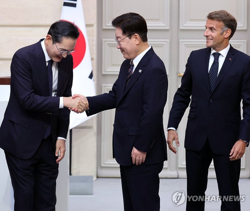 <b>악수</b>하는 <b>이재명</b> 대통령과 <b>이재용</b> 회장