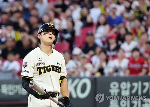 KIA <b>김도영</b>, 번트 대다 얼굴에 타구 맞아 교체…대형 악재 우려